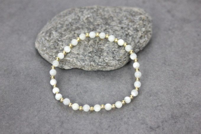 Bracelet perles en nacre blanche et perles plaqué or