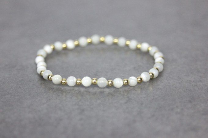 Bracelet perles en nacre blanche et perles plaqué or