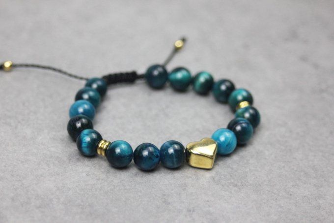Bracelet femme en pierres naturelles œil de tigre bleu et cœur en acier doré