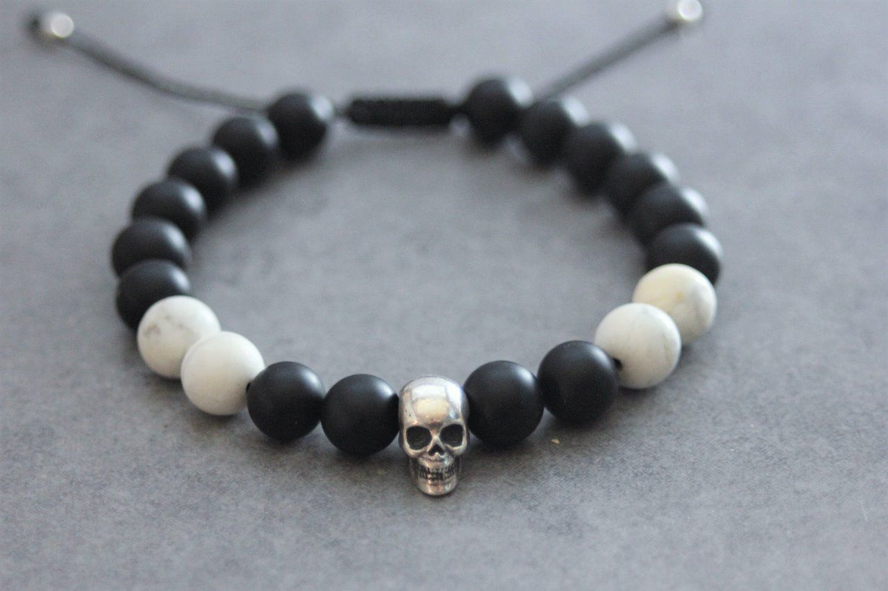 Bracelet perles onyx mat, howlite blanche et tête de mort argent 925