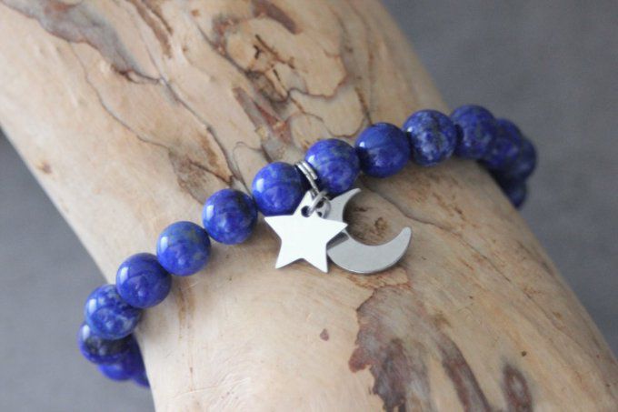 Bracelet perles lapis lazuli et breloques lune et étoile en acier