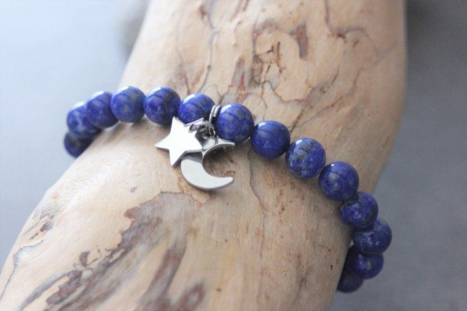 Bracelet perles lapis lazuli et breloques lune et étoile en acier