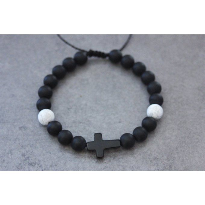 Bracelet perles onyx mat et howlite blanche avec croix en onyx