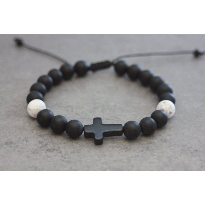 Bracelet perles onyx mat et howlite blanche avec croix en onyx