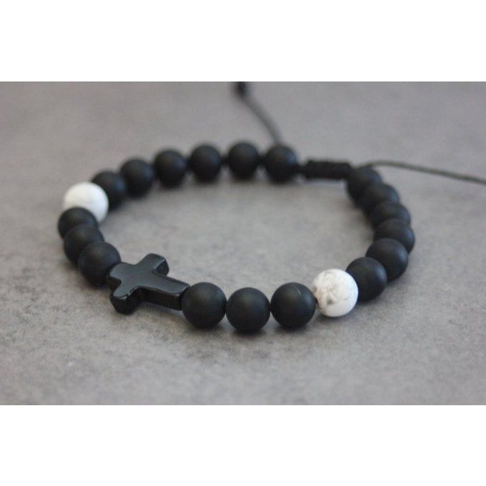 Bracelet perles onyx mat et howlite blanche avec croix en onyx