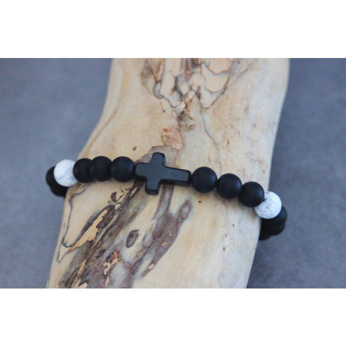 Bracelet perles onyx mat et howlite blanche avec croix en onyx