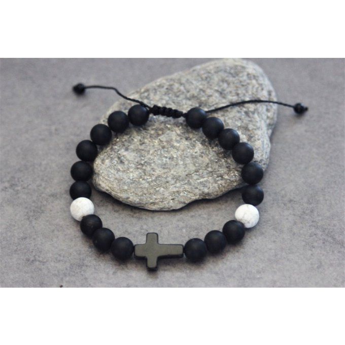 Bracelet perles onyx mat et howlite blanche avec croix en onyx