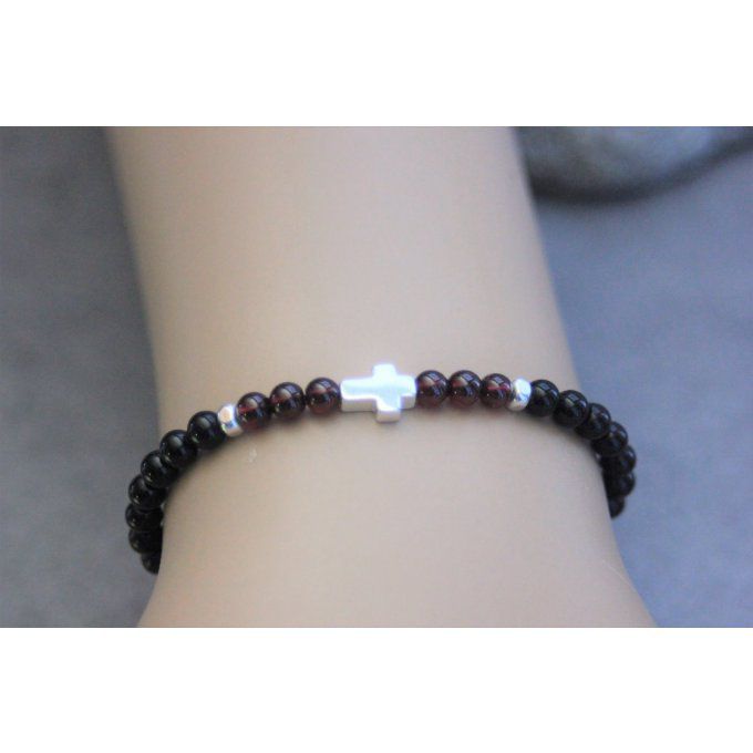 Bracelet perles onyx, perles grenat et croix argent massif 925