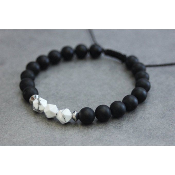 Bracelet en perles onyx mat, howlite blanche et acier inoxydable