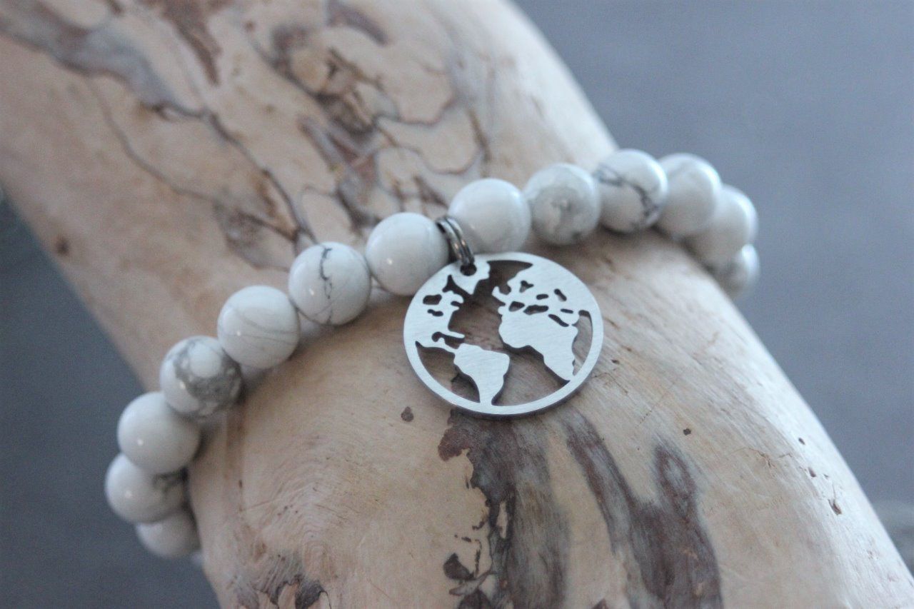 Bracelet perles howlite blanche et breloque carte du monde en acier inoxydable