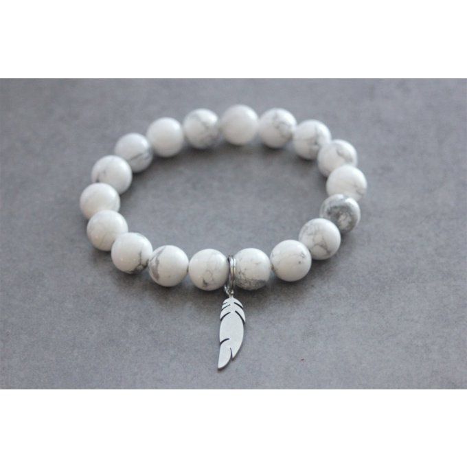 Bracelet perles howlite blanche et breloque plume en acier inoxydable