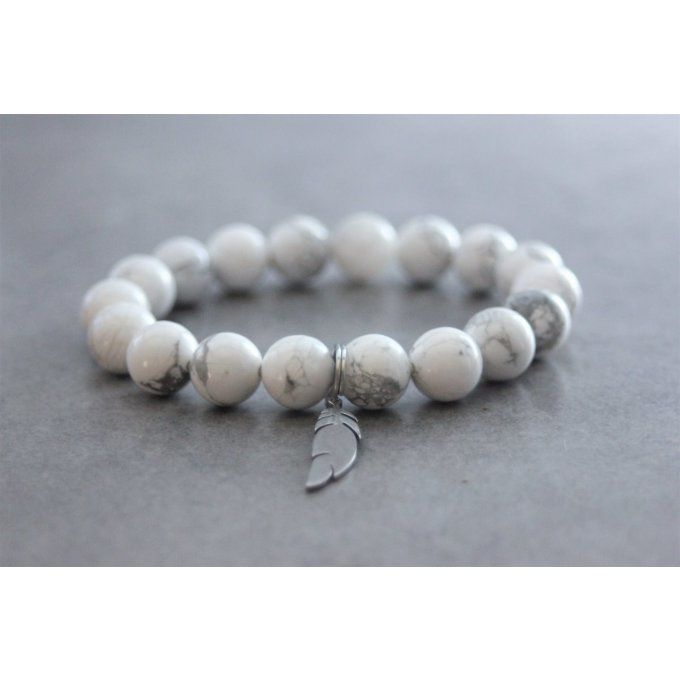 Bracelet perles howlite blanche et breloque plume en acier inoxydable