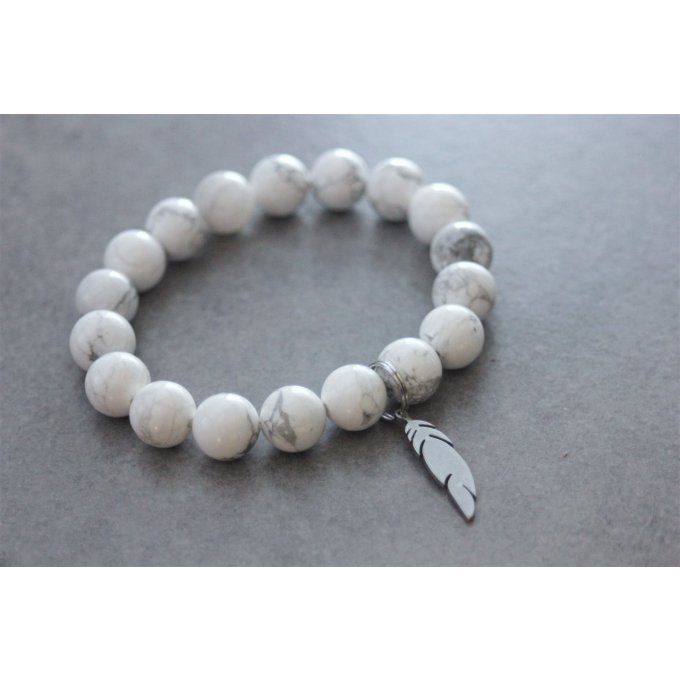 Bracelet perles howlite blanche et breloque plume en acier inoxydable