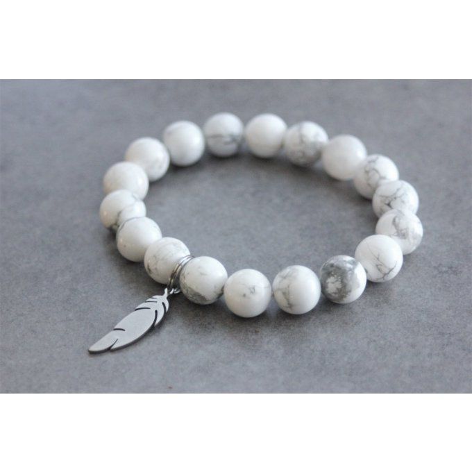 Bracelet perles howlite blanche et breloque plume en acier inoxydable