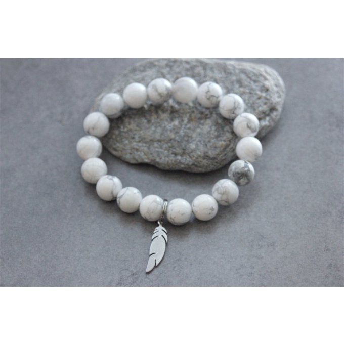 Bracelet perles howlite blanche et breloque plume en acier inoxydable