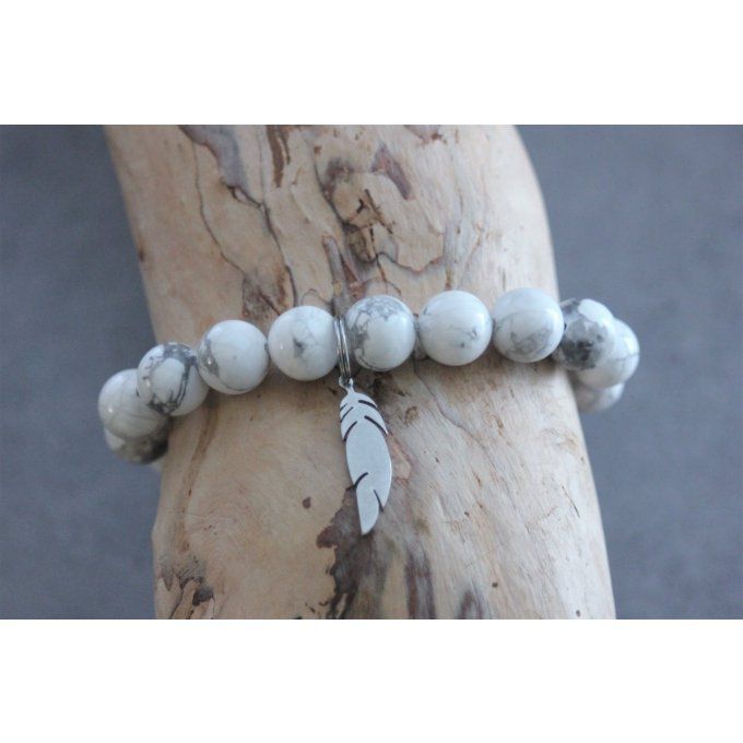 Bracelet perles howlite blanche et breloque plume en acier inoxydable