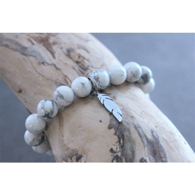 Bracelet perles howlite blanche et breloque plume en acier inoxydable