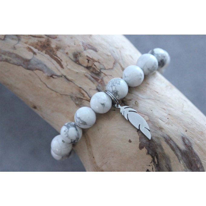 Bracelet perles howlite blanche et breloque plume en acier inoxydable